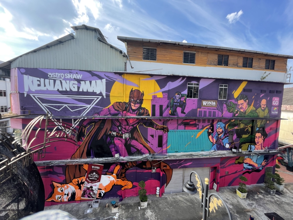 275044 A striking three-storey artwork celebrating ‘Keluang Man’ in Kluang. — Picture courtesy of Astro Shaw