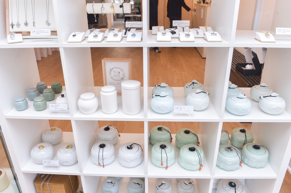 A variety of smaller mementos to store a cremated pet’s ashes are available for choosing. — Picture by Miera Zulyana