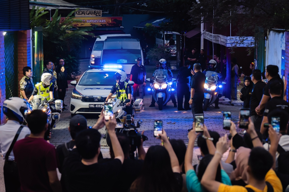 277575 Around 40 panda enthusiasts gathered at Zoo Negara early this morning to say goodbye to giant pandas Fu Wa and Feng Yi. — Bernama pic
