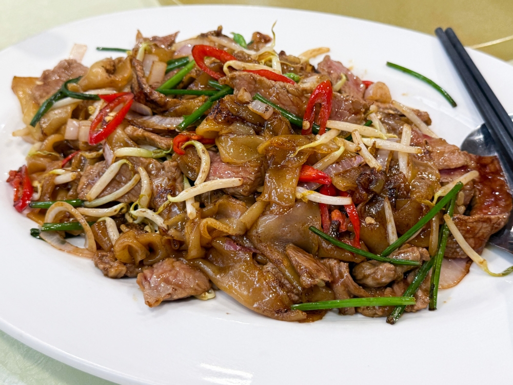 278021 Claypot Prawn Glass Noodles is a pot of goodness as the glass noodles soak up the milky broth spiked with black pepper. — Picture by Lee Khang Yi6. Fried Beef Hor Fun is a tangle of slightly chewy broad rice noodles with tender beef slices. — Picture by Lee Khang Yi