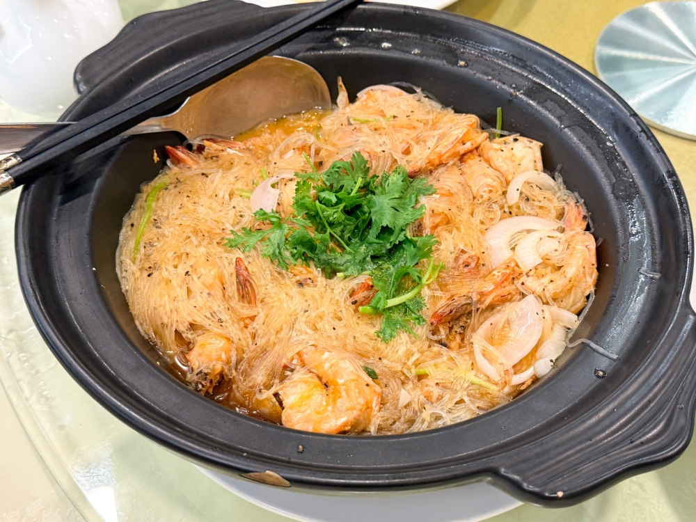 278022 Claypot Prawn Glass Noodles is a pot of goodness as the glass noodles soak up the milky broth spiked with black pepper. — Picture by Lee Khang Yi