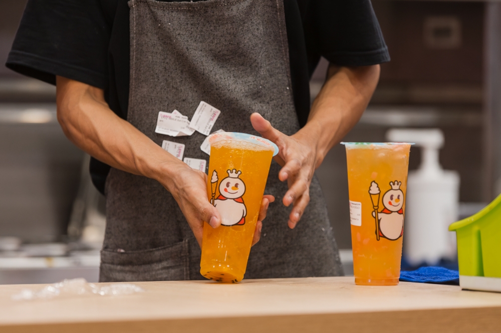 278163 Mixue, one of China’s fast growing soft serve and bubble tea chains marks its presence in the Klang Valley fast. — Pic by Raymond Manuel