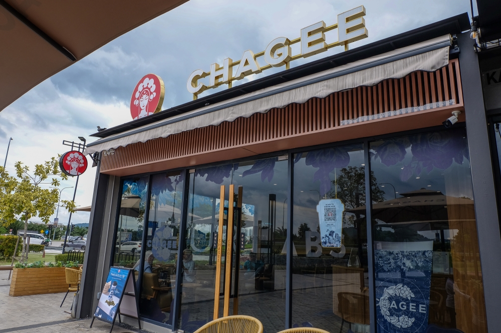 278164 Chagee, other milk tea chains attracts premium tea enthusiasts offering high quality tea and fancy dining space. — Pic by Yusof Mat Isa
