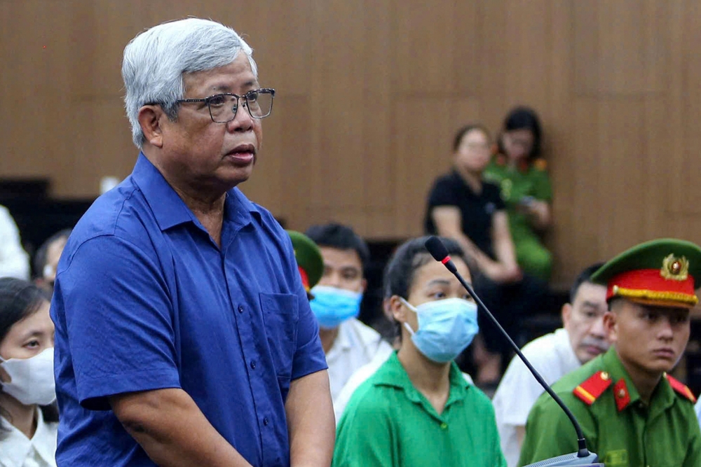 278225-1 This photo taken on May 12, 2025 shows Vietnam's former deputy minister of natural resources and environment Nguyen Linh Ngoc (L) standing during his trial for illegal exploitation and exports of rare earths at the People's Court in Hanoi. A Vietnamese court on May 21 gave jail terms to 23 officials and business people over the illegal exploitation and export of rare earths. — AFP pic