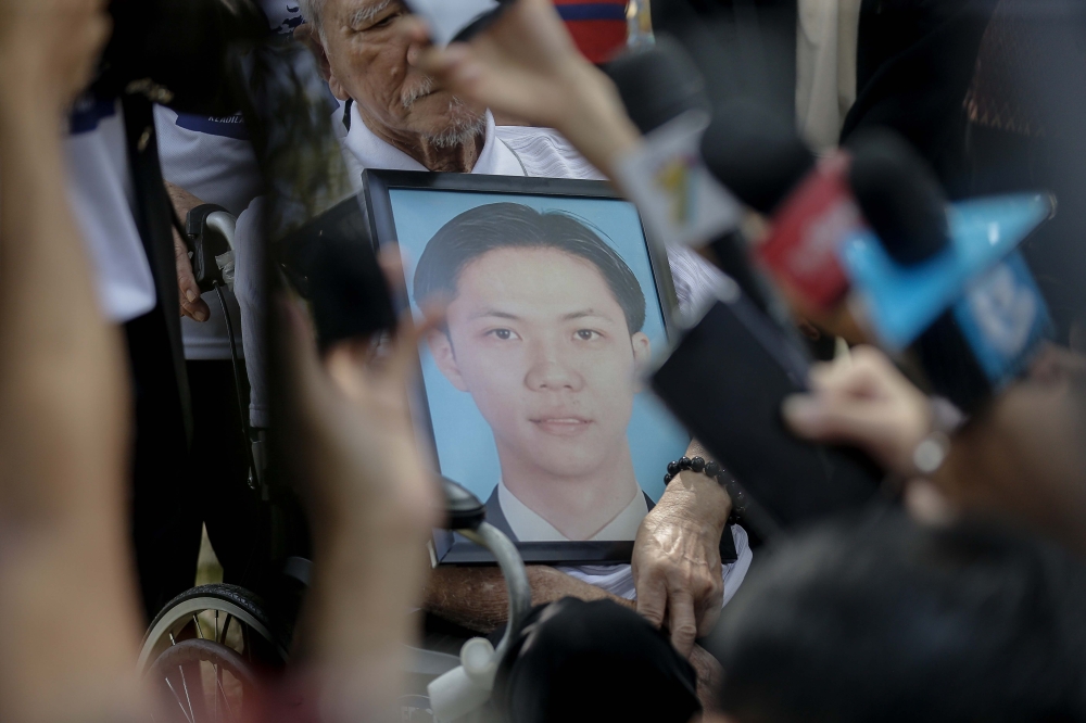 278431 Teoh Beng Hock who was a political aide to a Selangor state executive councillor, was found dead on July 16, 2009, after falling from the fifth floor of Plaza Masalam in Shah Alam following an overnight interrogation by MACC officers. — Picture by Sayuti Zainudin