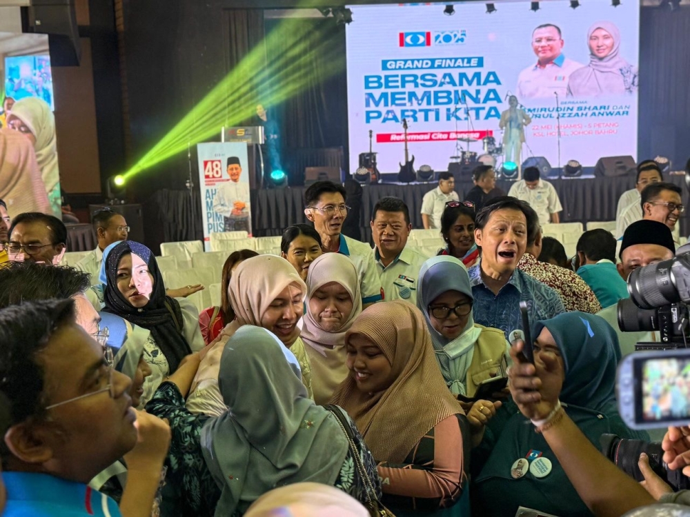 278446 PKR deputy presidential hopeful Nurul Izzah Anwar with party members at the ‘Grand Finale’ event with Selangor Menteri Besar Datuk Seri Amirudin Shaari in Johor Baru May 22, 2025. — Picture by Ben Tan