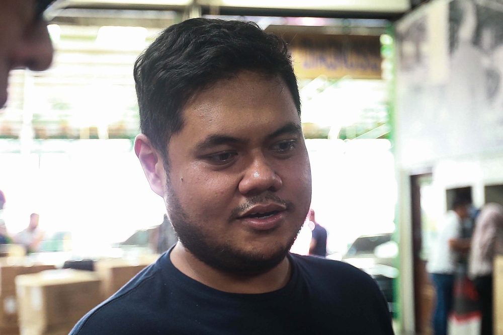 278507 Imran Anuar speaks to Malay Mail about buying tyres online at a walk-in workshop in Shah Alam. — Picture by Sayuti Zainudin