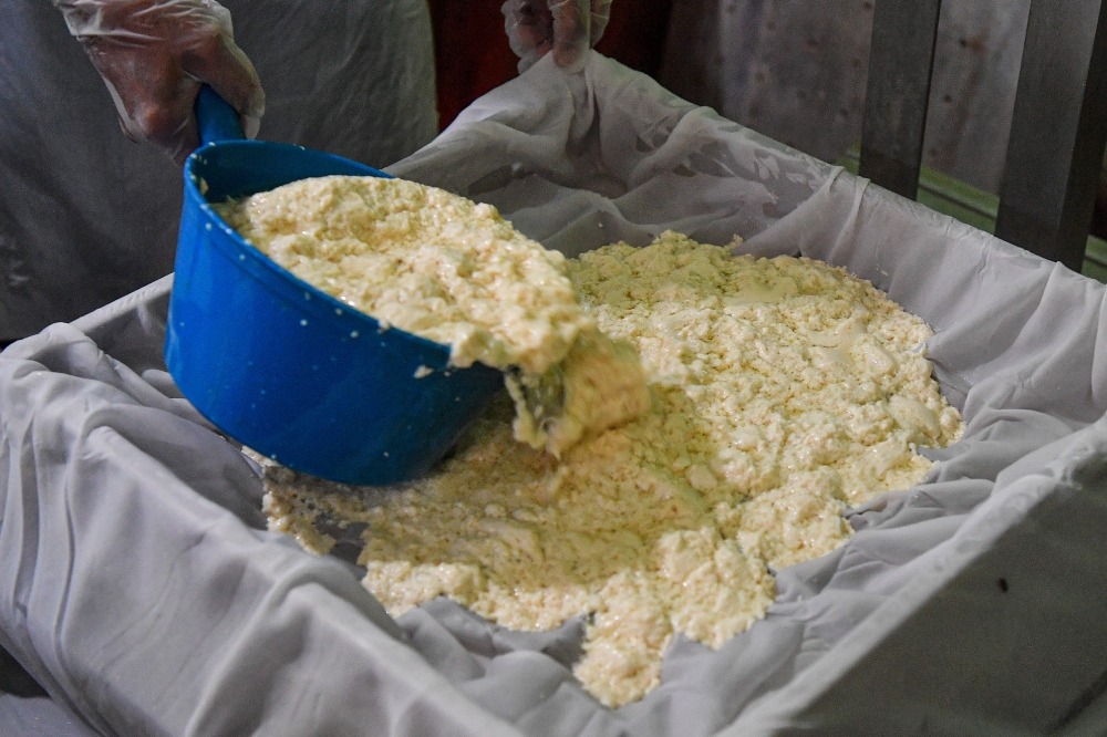 278646 Mie Soya Enterprise worker Mohammad Faizal Zainuddin pouring soybean mixture into moulds to form tofu blocks before cooling and cutting at the factory in Taman Jujur, Sikamat, recently. — Bernama pic