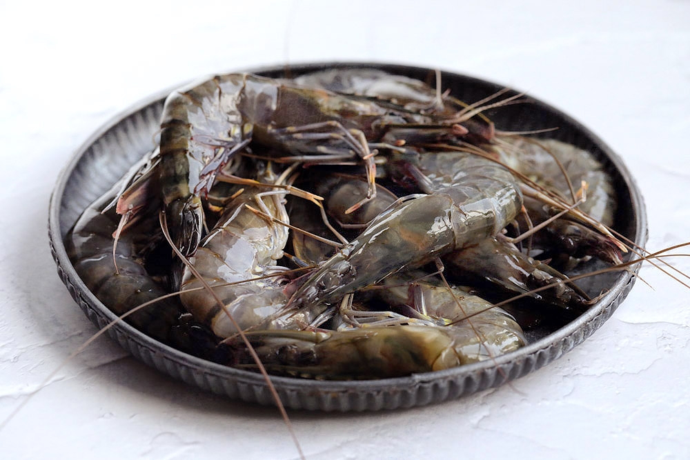 278706 Leave the heads and shells of the prawns intact. — Picture by CK Lim