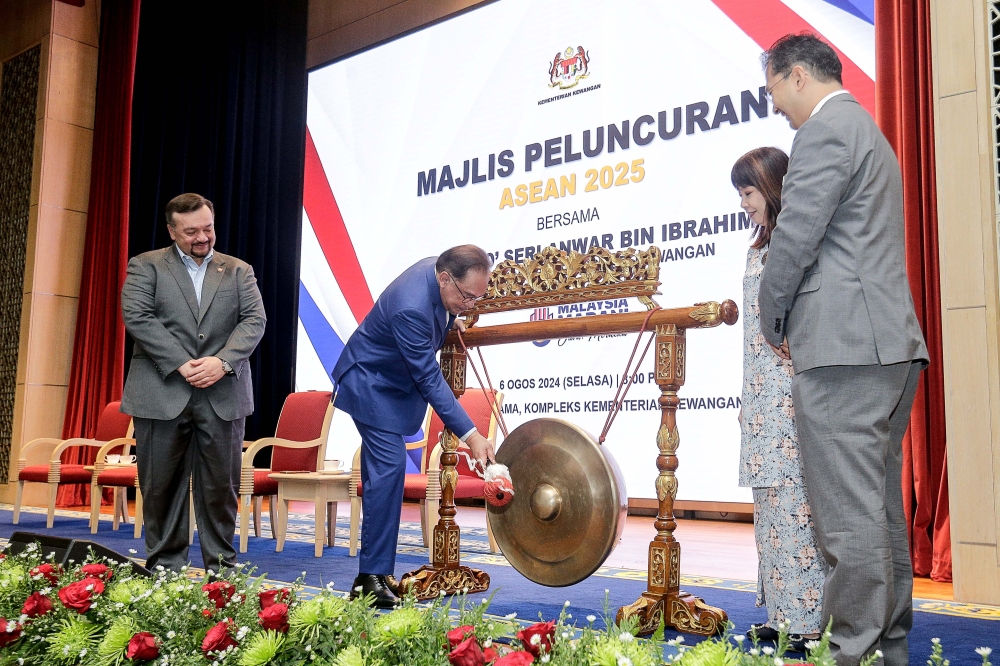 278778 Prime Minister Datuk Seri Anwar Ibrahim strikes the gong to officially launch Asean 2025 at the Ministry of Finance in Putrajaya August 6, 2024. — Picture by Sayuti Zainudin