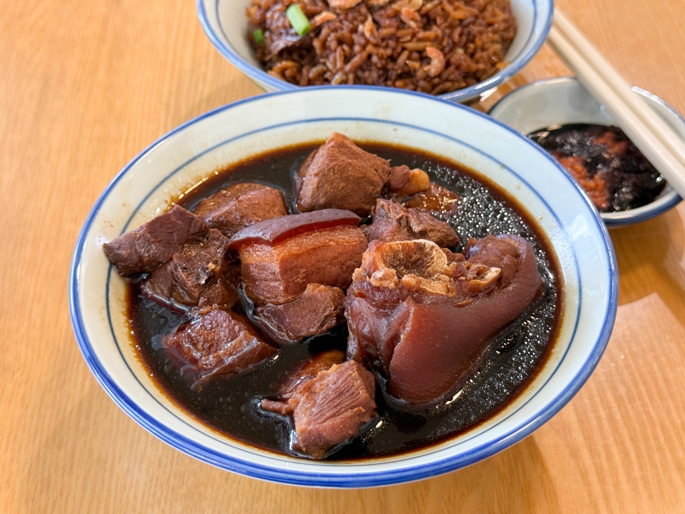 279088 Braised Pork Belly Shoulder Feet make a substantial meal with the yam rice but the meat needs to be a little more tender. — Picture by Lee Khang Yi