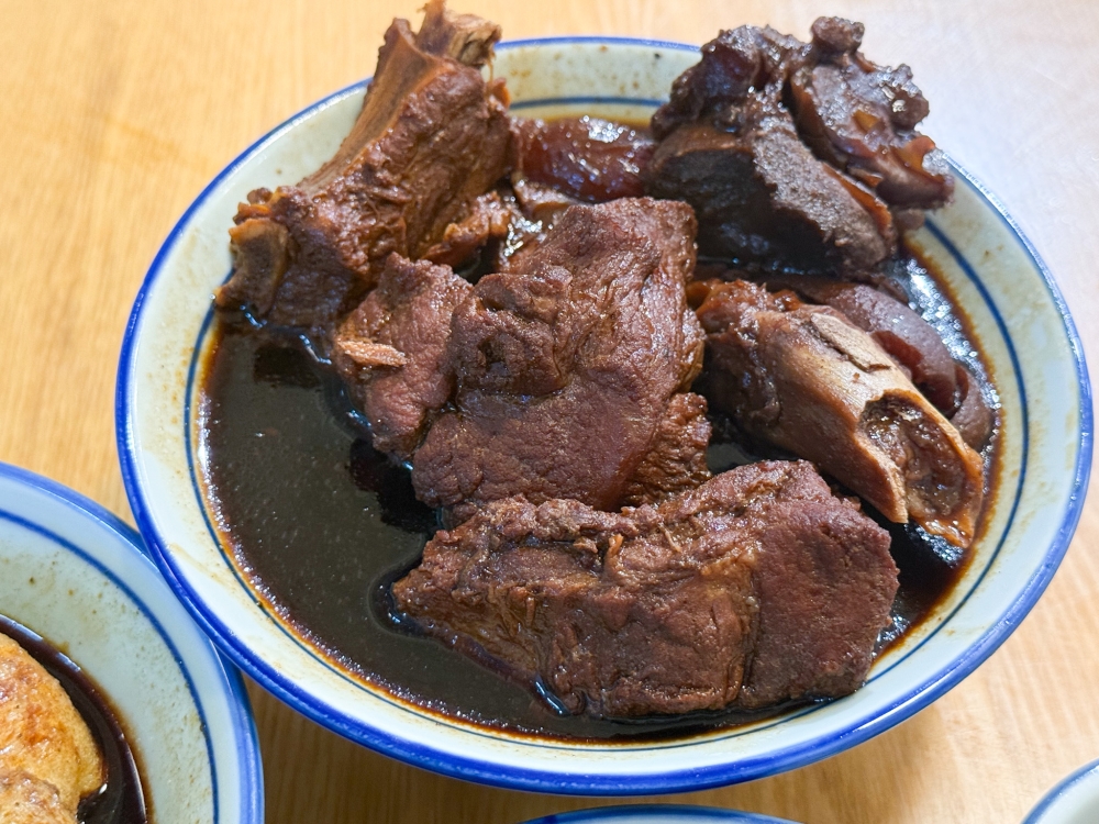 279090 Braised Pork Feet Ribs is another selection to order that comes with gelatinous skin for the feet and chunky pieces of meat. — Picture by Lee Khang Yi