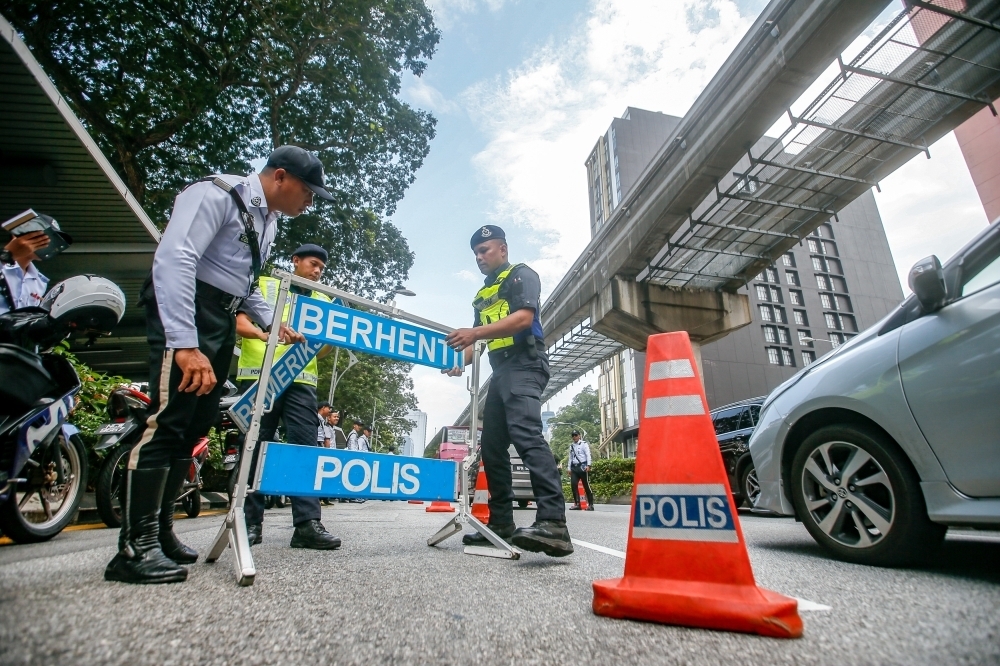 279145-1 Police step up security measures across Kuala Lumpur in preparation for the Asean Summit, ensuring the safety of delegates and smooth traffic management. — Picture by Hari Anggara