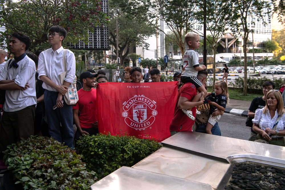 279281 Manchester United fans camp outside a hotel in Kuala Lumpur on May 26, 2025 to catch a glimpse of the club’s players ahead of a pre-season tour match against the Asean All-Stars at Bukit Jalil Stadium on May 28, 2025. — Bernama pic