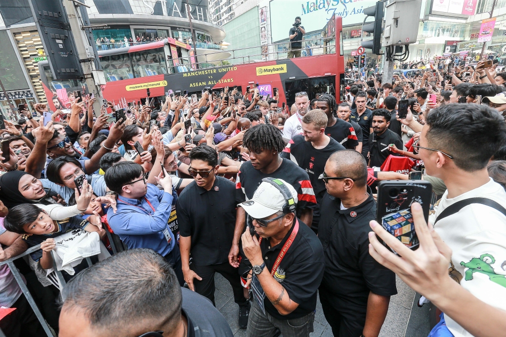 279469 Manchester United players arrive for the meet-and-greet session at Pavillion Kuala Lumpur May 27, 2025. — Picture by Sayuti Zainudin