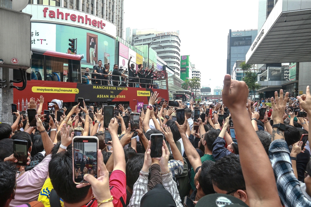 279471 Manchester United players wave to fans as they arrive for the meet-and-greet session at Pavillion Kuala Lumpur May 27, 2025. — Picture by Sayuti Zainudin
