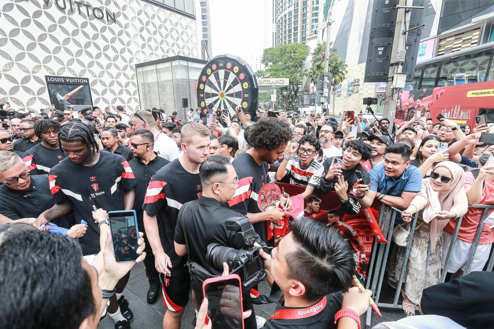 279473 Manchester United players sign autograph for fans as they arrive for the meet-and-greet session at Pavillion Kuala Lumpur May 27, 2025. — Picture by Sayuti Zainudin