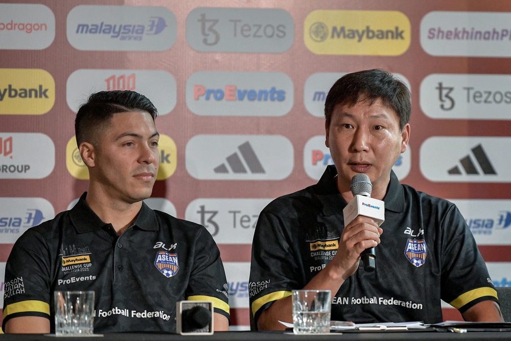 279475 Asean All-Stars team head coach Kim Sang Sik (right) with Sergio Aguero (left) at a pre-season press conference against Manchester United at a hotel in Kuala Lumpur May 27, 2025. — Bernama pic