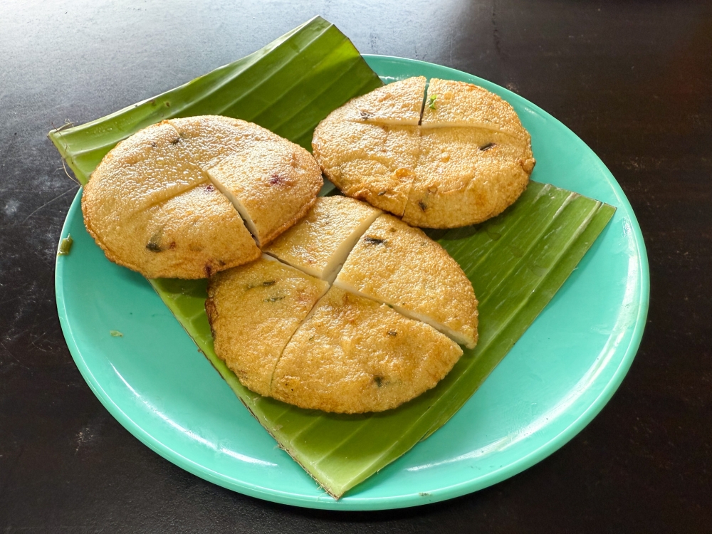 Fried Fish Cake can also be ordered to pair with the noodles. — Picture by Lee Khang Yi