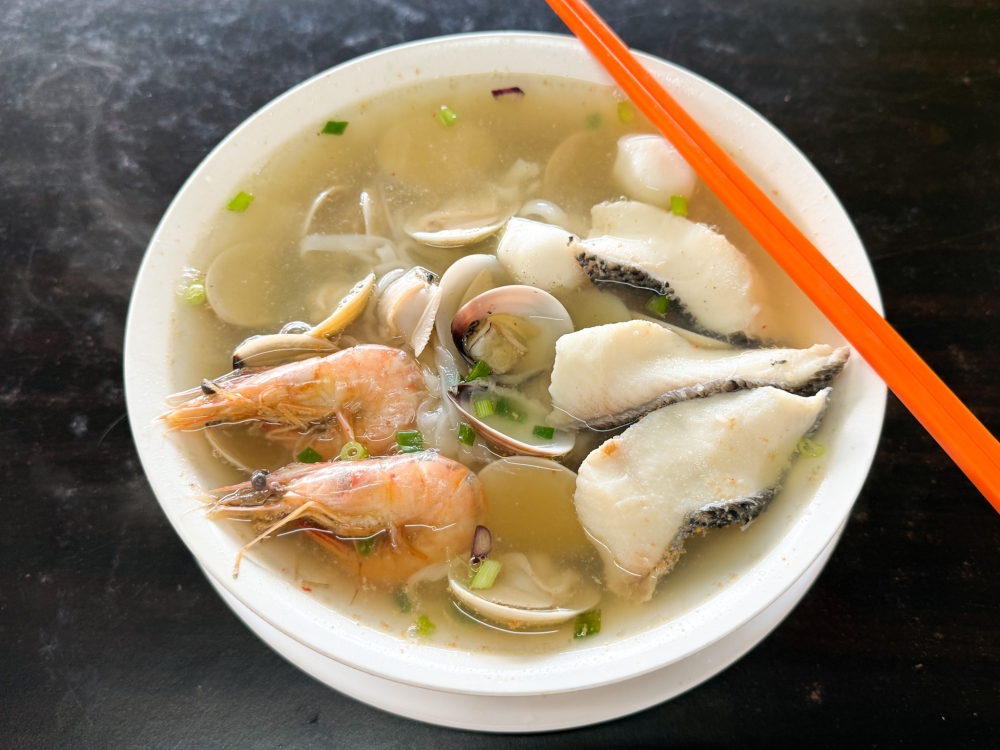Seafood Noodles with Fish may look like the plain Jane but the broth laced with Shao Xing wine is also irresistible. — Picture by Lee Khang Yi