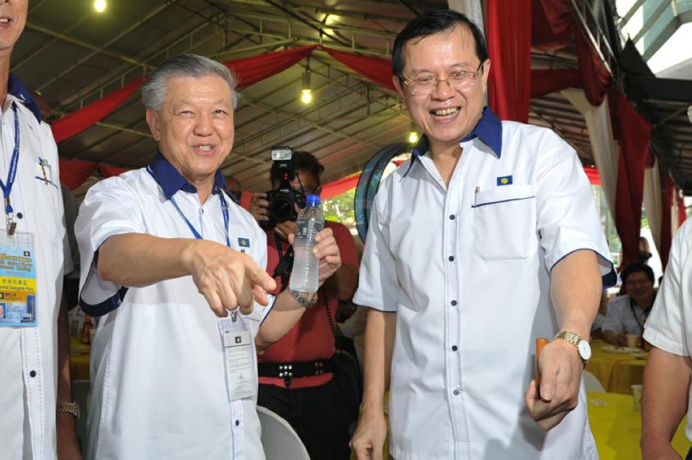 279714 Datuk Seri Ong Tee Keat (right) lost his MCA presidency to Datuk Seri Dr Chua Soi Lek (left) in 2010. — Picture by Saw Siow Feng