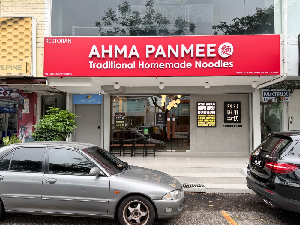 279833 Located at the row of shophouses behind the police station, this is the quieter side of SS2, making it slightly easier to find a parking space. — Picture by Lee Khang Yi