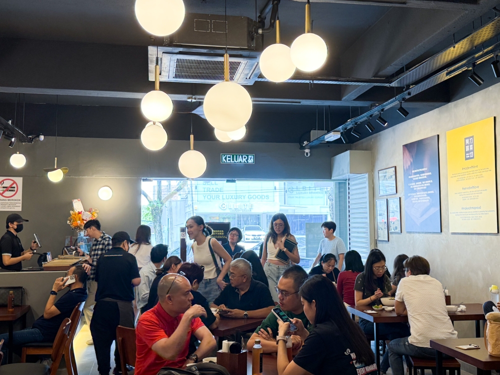 279838 Dining here is pleasant with its air-conditioning to counter the brutal heat but tends to be super packed during lunch time. — Picture by Lee Khang Yi