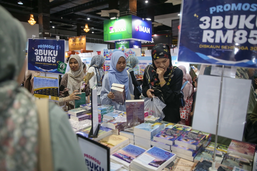 Visitors browsing a wide selection of books at the Iman Publication booth during KLIBF 2025. — Picture by Yusof Mat Isa