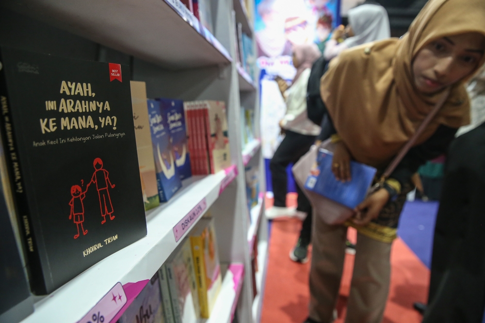 ‘Ayah, Ini Arahnya ke Mana, ya?’ by Khoirul Trian caught the attention of visitors at KLIBF 2025. — Picture by Yusof Mat Isa