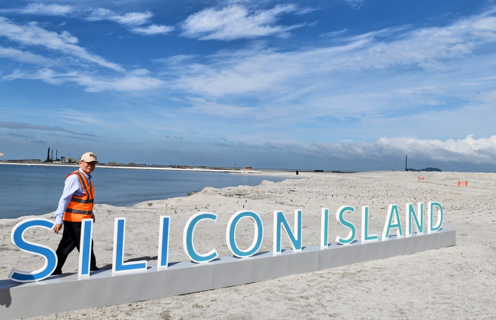 Penang Chief Minister Chow Kon Yeow visits the Silicon Island project site which has now reached an area of ​​64.75 hectares June 6, 2025. — Bernama pic