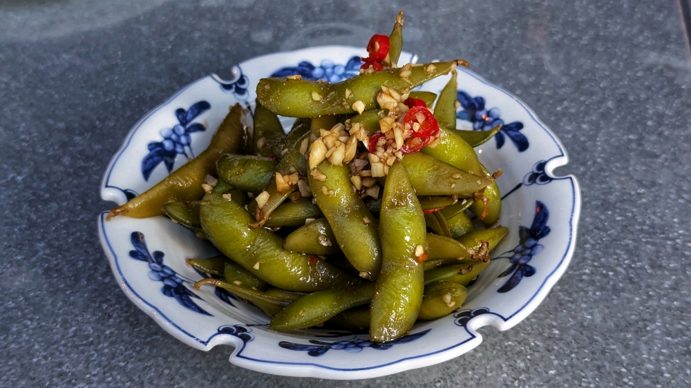 Zesty garlic ‘edamame’ is an addictive snack. — Picture by Ethan Lau