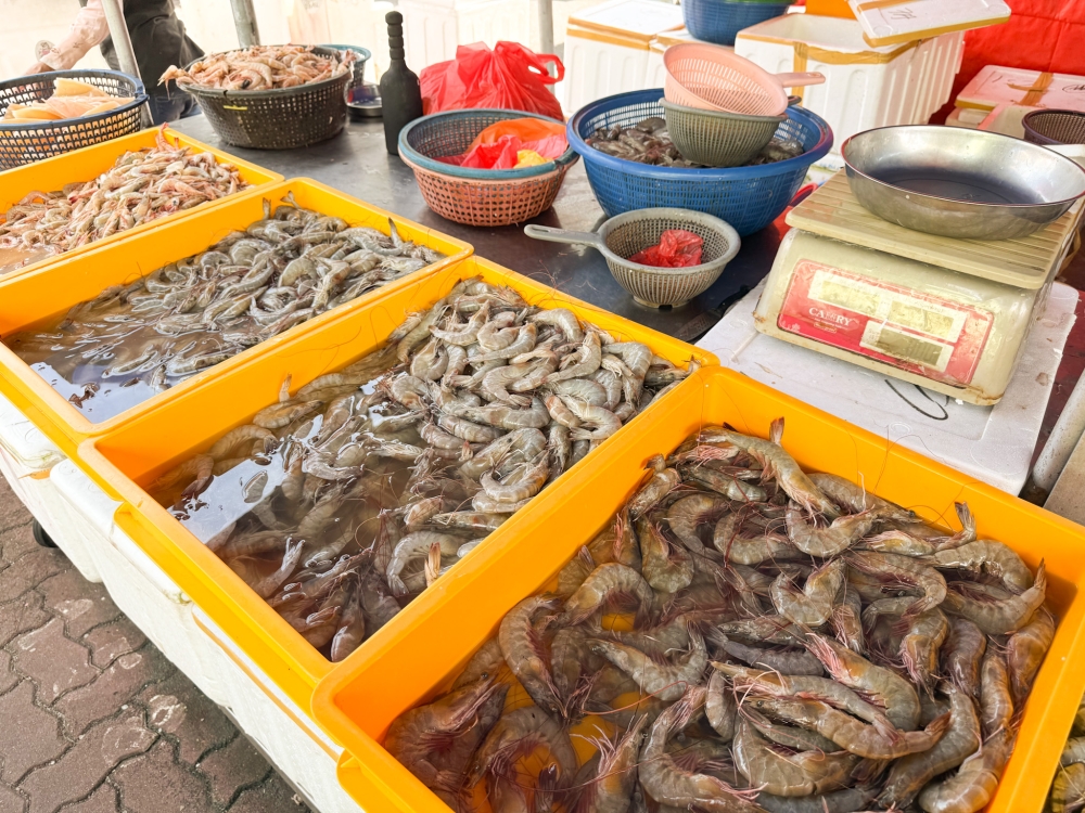 Not happy with the tiny-sized prawns? One can upgrade the bowl by buying fresh prawns from a nearby stall.