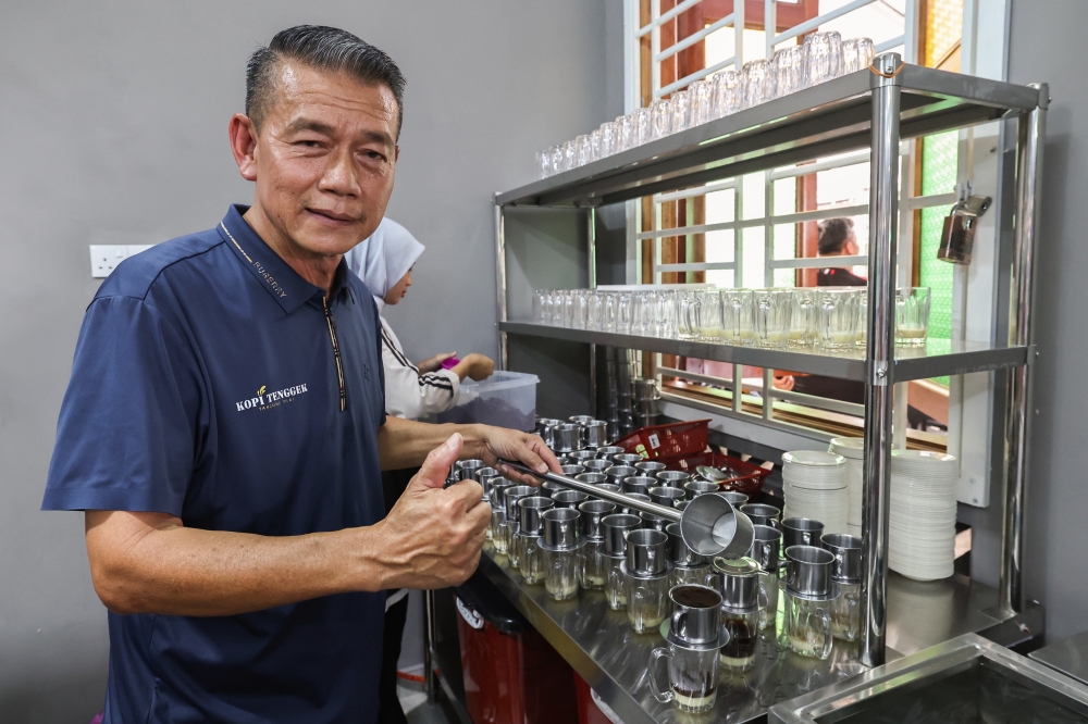 Owner Ghazaley Ayiub crafts a cup of Kopi Tenggek for a customer at Kopi Tenggek Tanjung Piai’s second branch in Larkin June 15, 2025. — Bernama pic