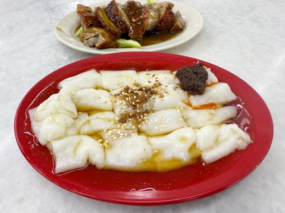 One can even create a new flavour here by pairing Plain Chee Cheong Fun with roast duck from another food stall. — Picture by Lee Khang Yi