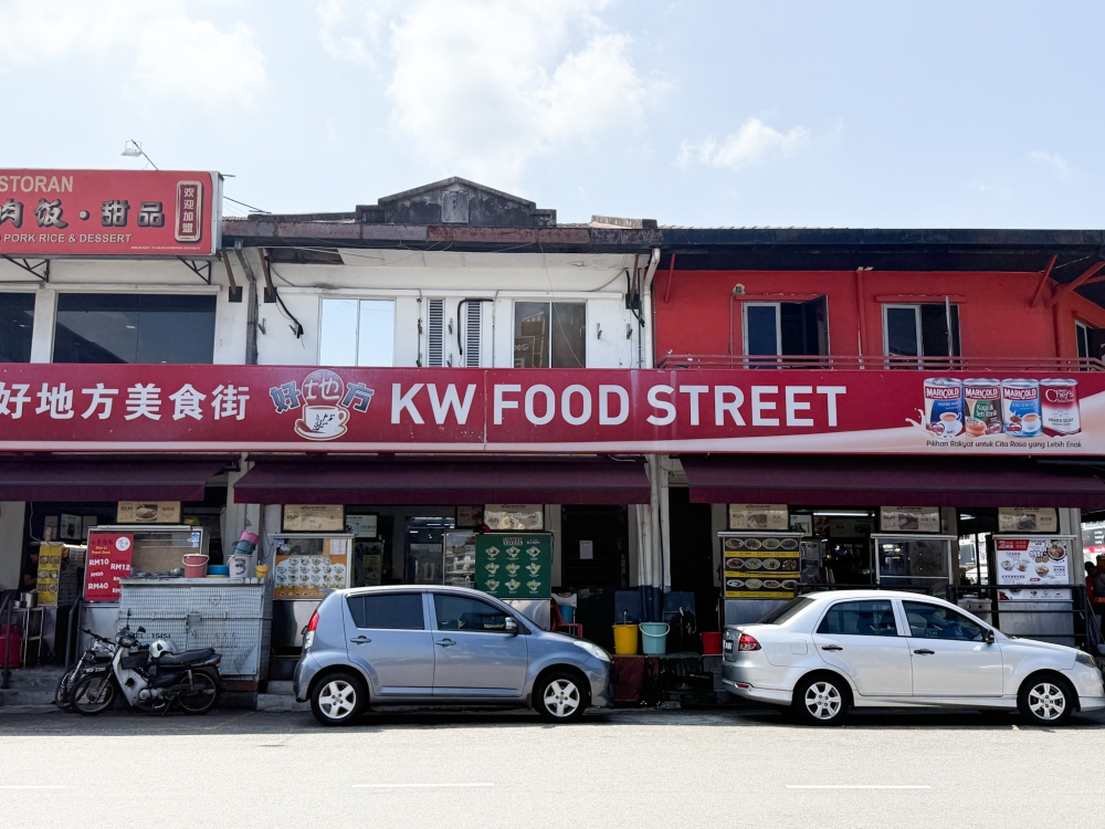 This area around KW Food Street may be packed so patience is needed to find an available spot. — Picture by Lee Khang Yi