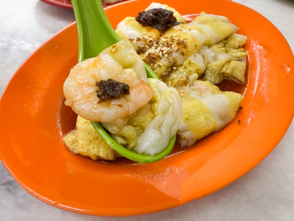 Fresh prawns, mellow well-cooked 'sambal' and 'chee cheong fun' makes a great breakfast. — Picture by Lee Khang Yi