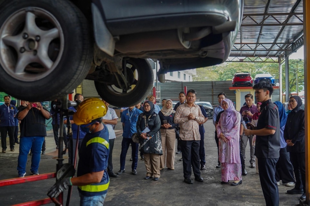 Datuk Seri Dr Zaliha Mustafa said observes the disposal of vehicles that have been declared written-of at Car Medic Sdn Bhd, a licensed automotive treatment centre. — Picture from Facebook/Dr Zaliha Mustafa