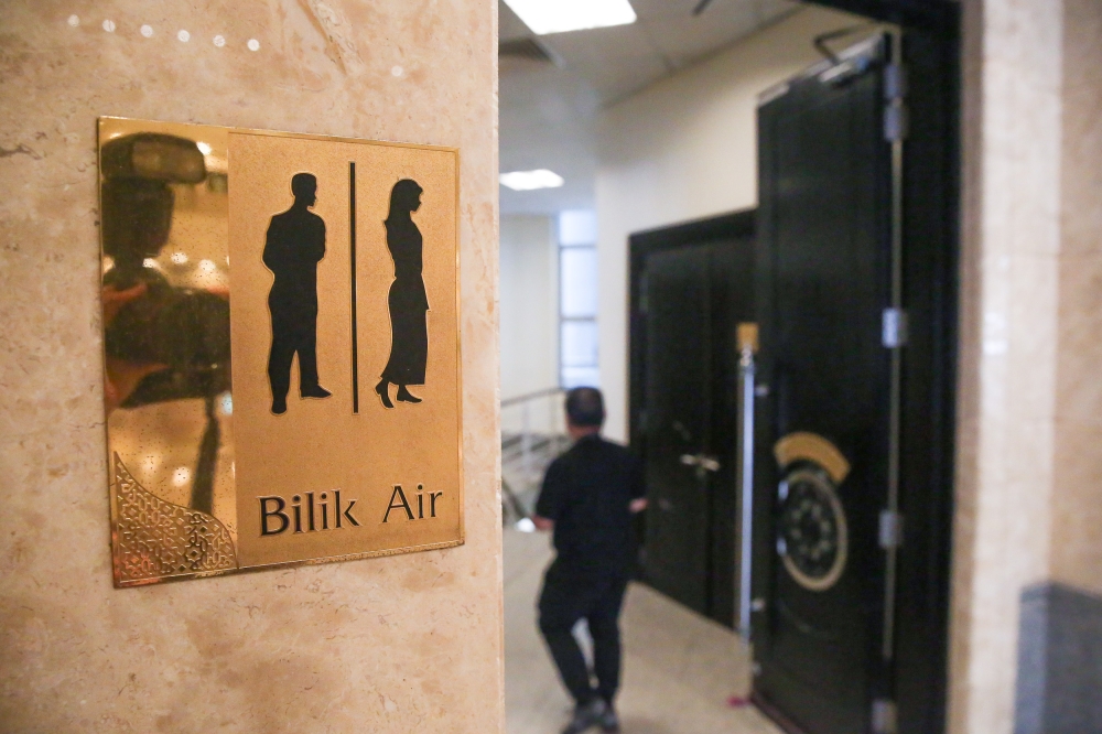 268487 It is important to have clear signs for toilets. — Picture by Choo Choy May