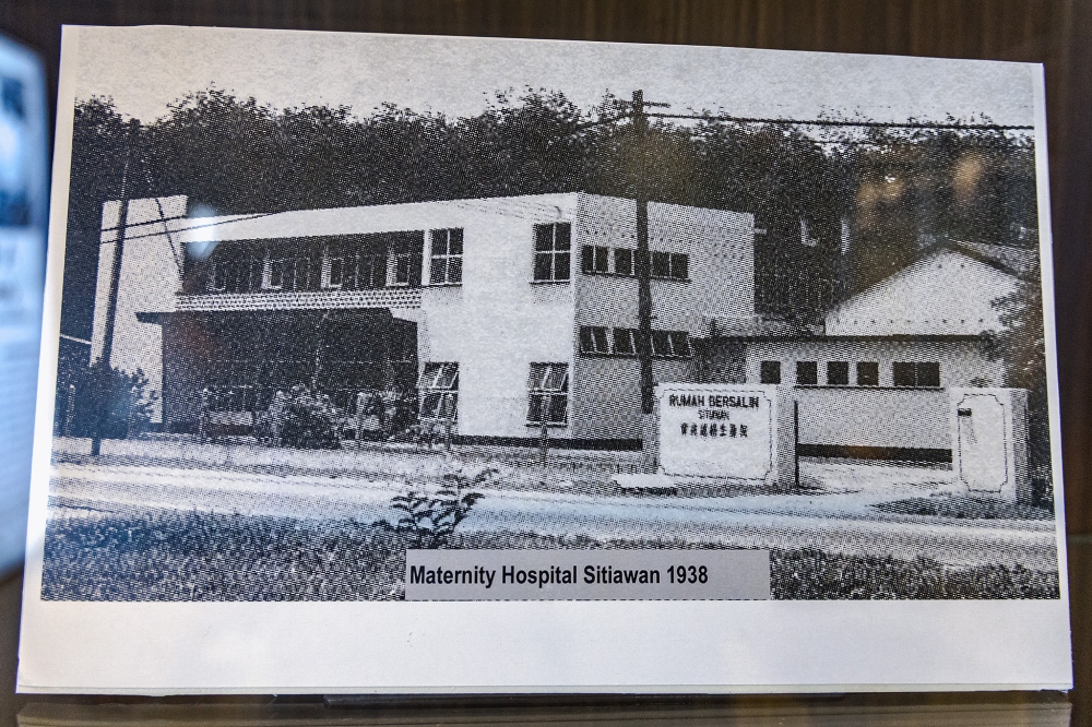 268613 Pictures of old hospitals from the 1930's shows how far medicine has come. Right below the picture display are the old tools used for operating patients. — Picture by Firdaus Latif