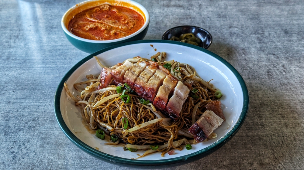 269557-1 The roast pork dry noodle with curry sauce was underwhelming.