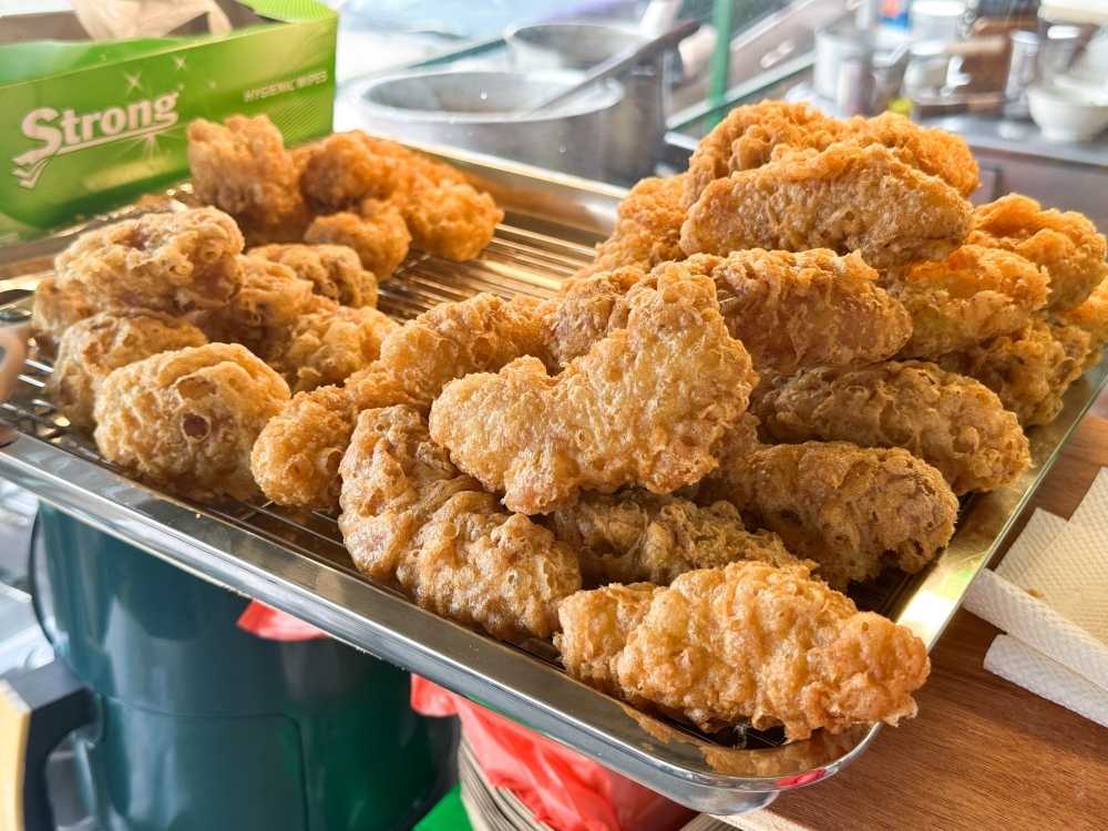 269713-3 Fried snacks galore at the Taman Megah stall. — Picture by Lee Khang Yi