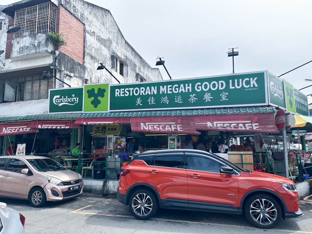 269716-2 In Taman Megah, this corner coffee shop also offers 'popiah', roast pork noodles, 'mee Jawa' and more. — Picture by Lee Khang Yi