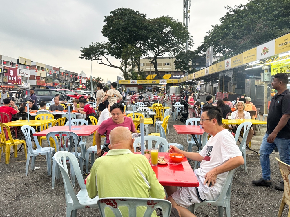 270086-1 Dine ‘al fresco’ at this Medan Selera MBPJ when the weather is fine.