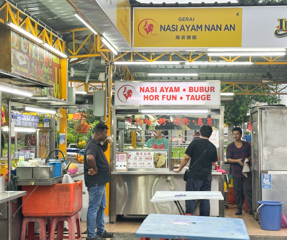 270087-2 The family run stall is pork free, following the other stalls within this food court.