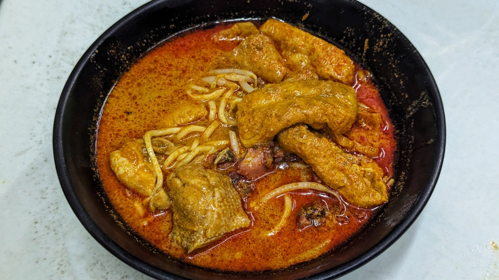 Even the basic curry mee without roast pork is very good, especially with cockles and pork skin.
