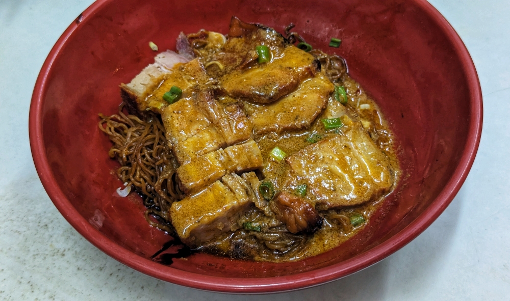 If you like the springy texture of ‘wantan mee’ but want to have curry too, you can order it with a side of dry curry on top.