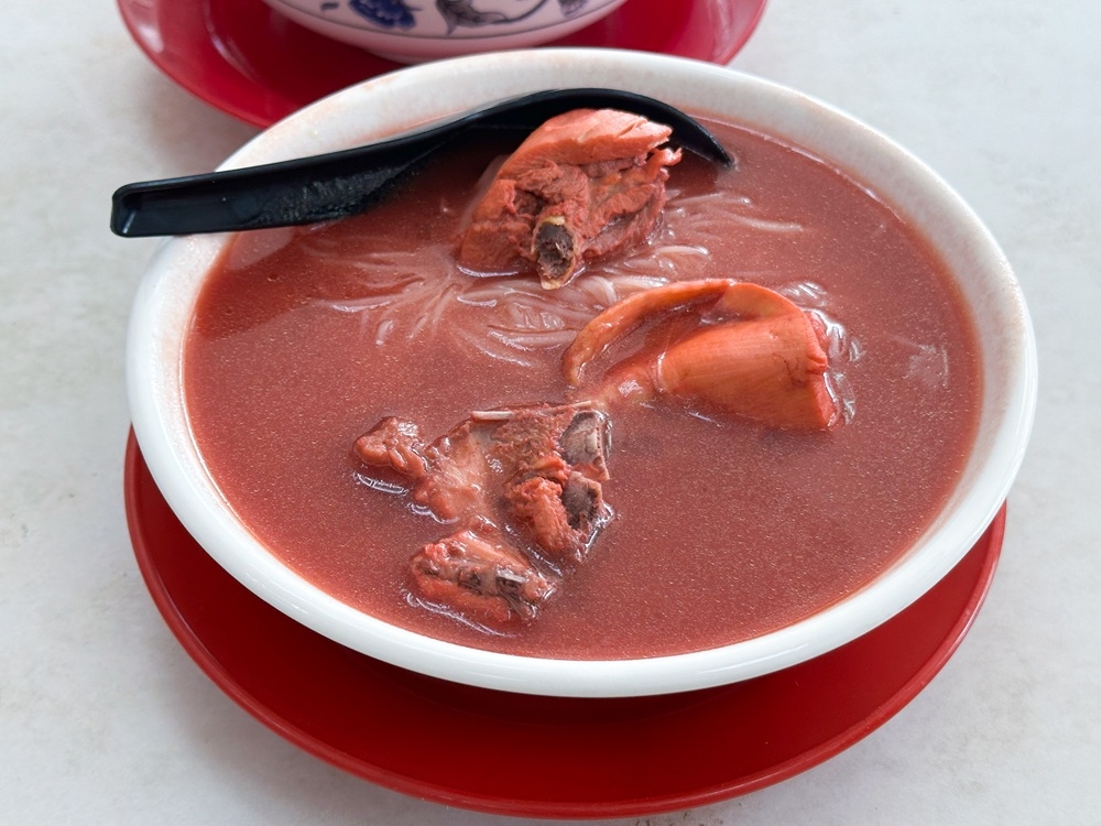 This version of Fuzhou Red Wine Chicken Mee Sua will not intoxicate you as it’s suitable for all ages. — Picture by Lee Khang Yi