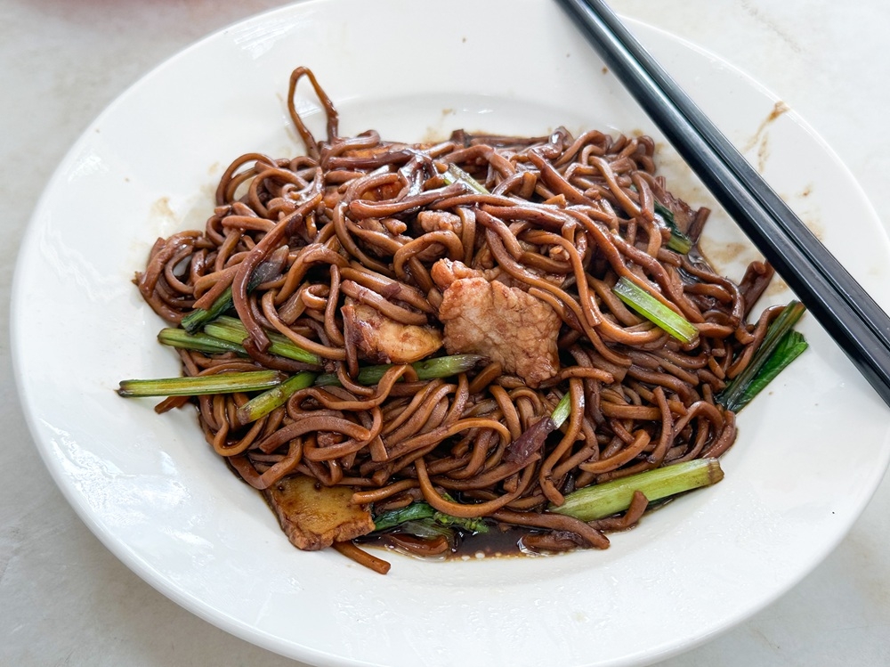 Simple, tasty Fuzhou Fried Noodle is best enjoyed with a dollop of the burning chilli sauce. — Picture by Lee Khang Yi