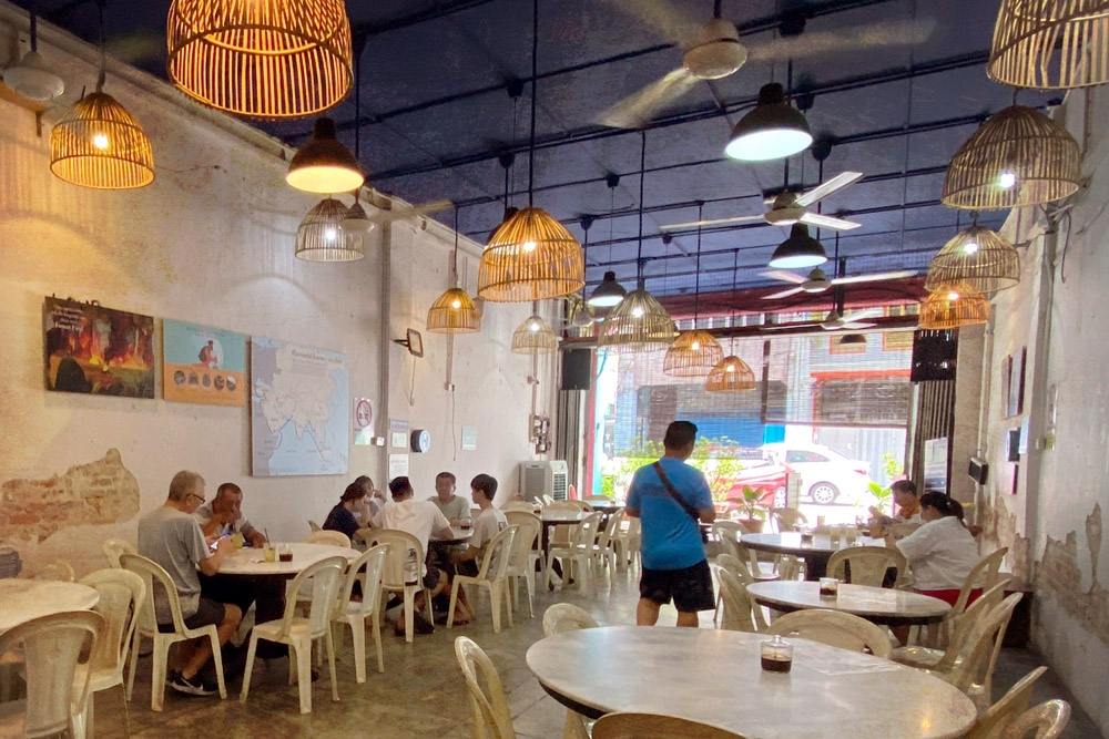271213-1 Plenty of tables for dine-in customers. — Picture by CK Lim