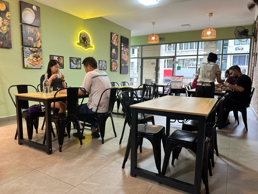 271845 The eatery offers a comfy air-conditioned space for mid-day dining.